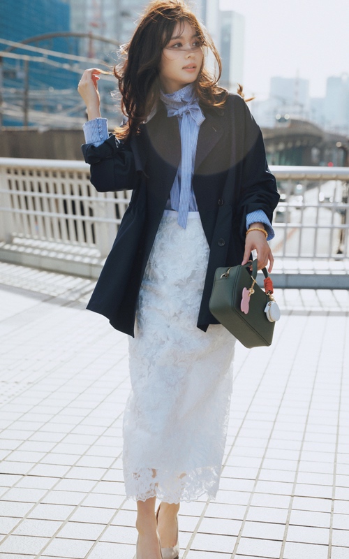 レーススカート×ネイビーのショート丈トレンチコート×ブルーブラウス
