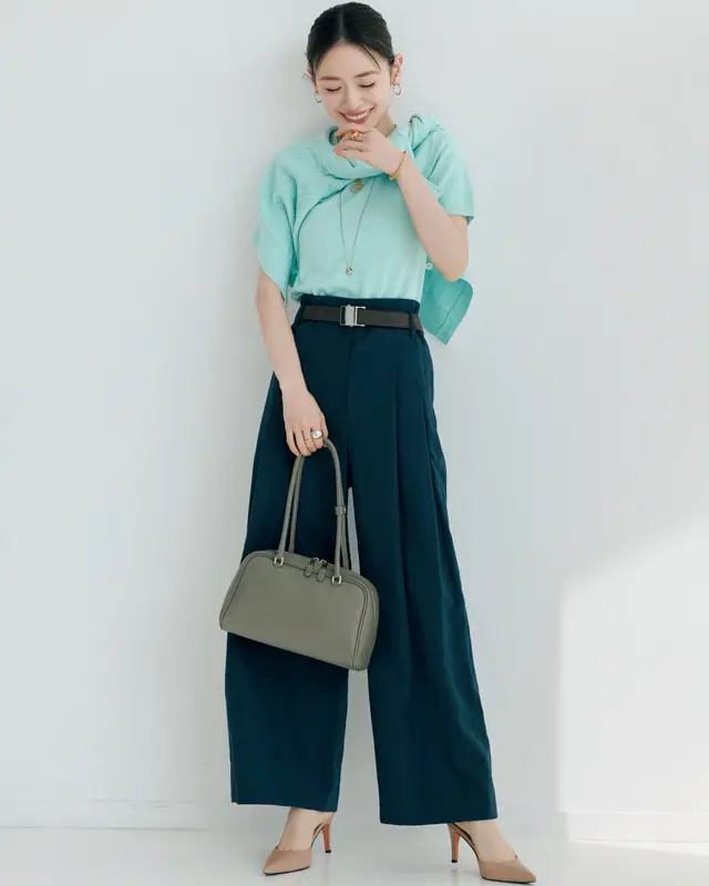 タックパンツコーデ ピンクメイク