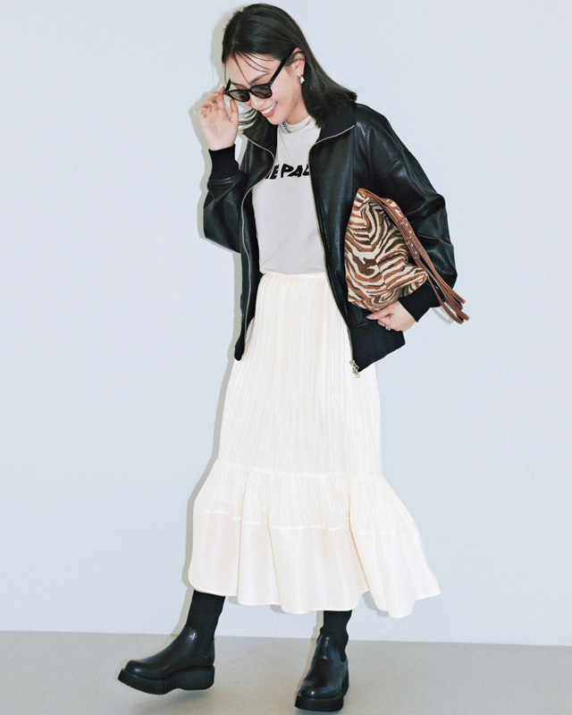 ロゴTシャツ×フレアスカート×レザーブルゾン