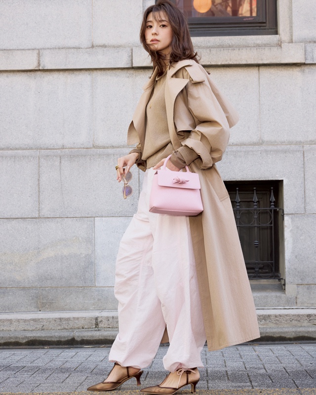 ロングトレンチ×ベージュニット×ピンクカーゴパンツ