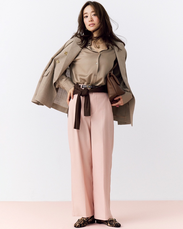 テーラードジャケット×ツヤブラウス×ピンクパンツ