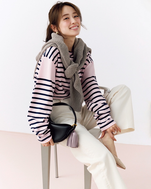 ボーダートップス×肩掛けニット×白デニムパンツ