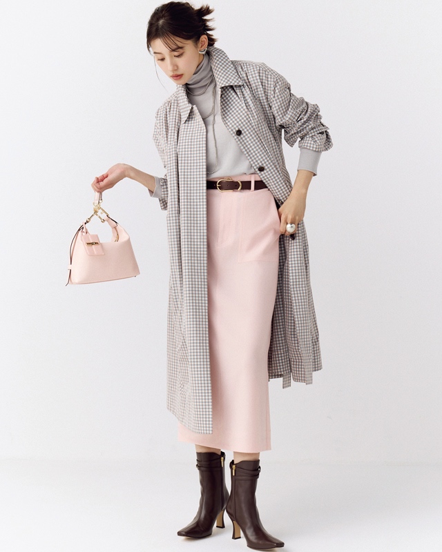 薄手のチェック柄コート×タートルニット×ピンクスカート