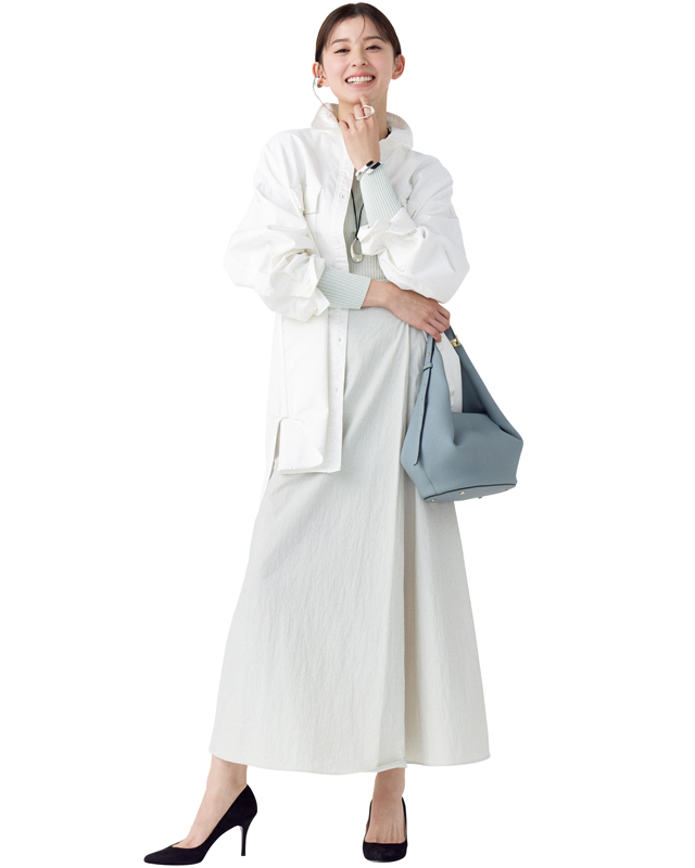 シボ感のあるスカート×ニット×デニムシャツ