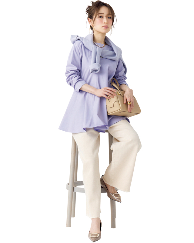 ライラックブラウス×白パンツ×肩に掛けたニット