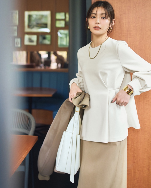 フォルムブラウス×Iラインスカート