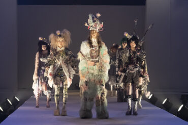 文化服装学院ファッション高度専門士科× L’OREAL PROFESSIONALによる2025年度 卒業ファッションショーが開催！12のブランドと学生デザイナーをご紹介 – 装苑ONLINE