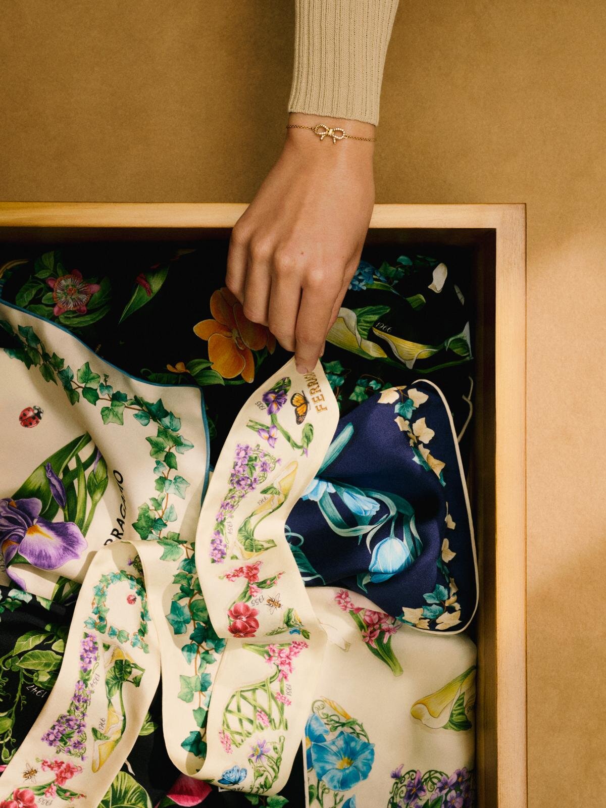 シルクスカーフ 70,400円、シルク バンドゥ 31,900円