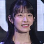 櫻坂46石森璃花、美脚際立つミニスカ＆メガネコーデ披露「小顔すぎる」「反則級の可愛さ」と反響 – モデルプレス