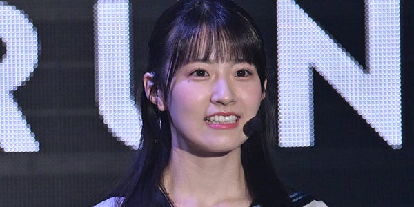 櫻坂46石森璃花、美脚際立つミニスカ＆メガネコーデ披露「小顔すぎる」「反則級の可愛さ」と反響 – モデルプレス