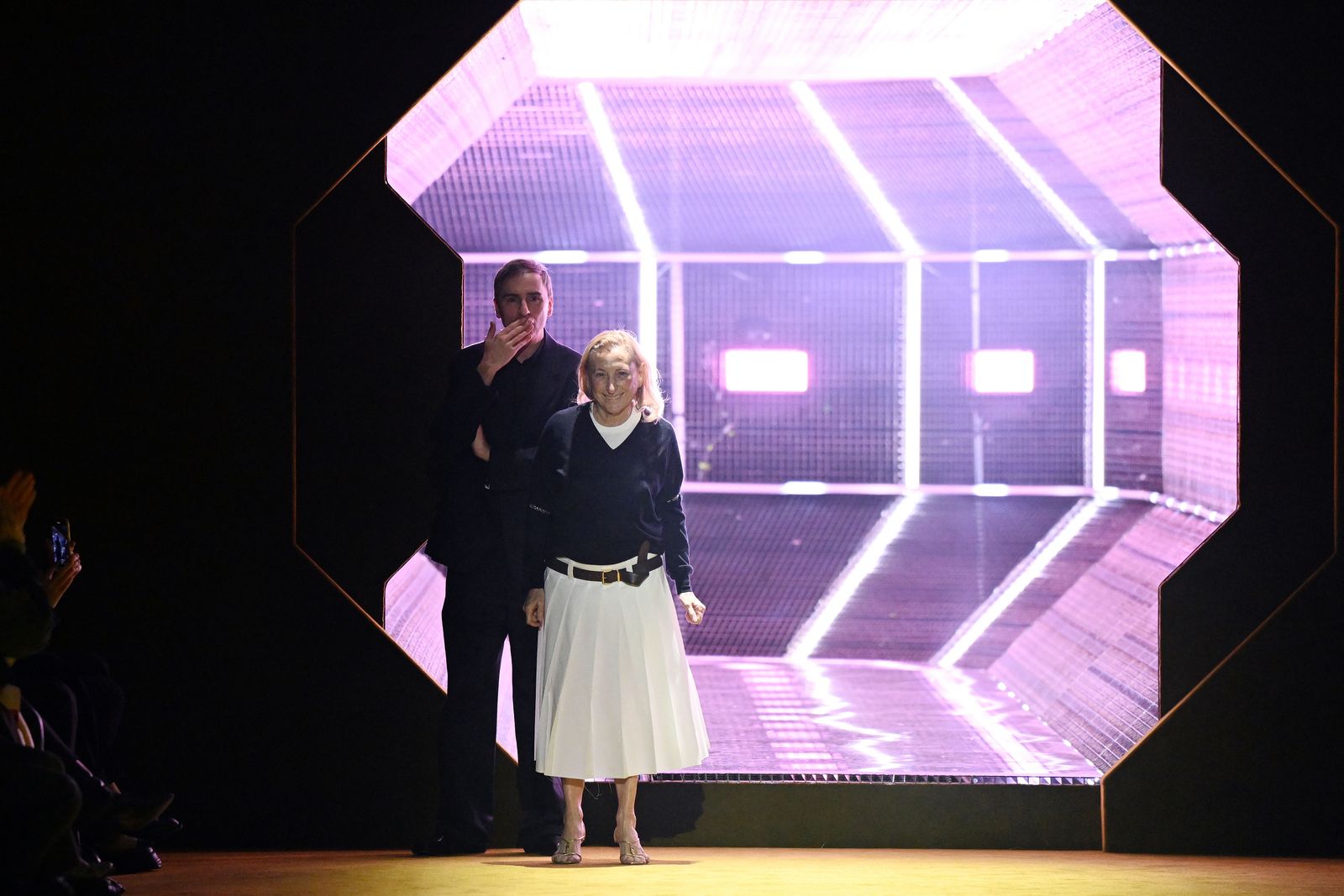 ミウッチャは、プラダの202223年秋冬コレクションのショーのフィナーレで、シグネチャーのVネックニットの上からカフを重ねて登場し、ジュエリーを服の上から取り入れるスタイルを印象づけた。