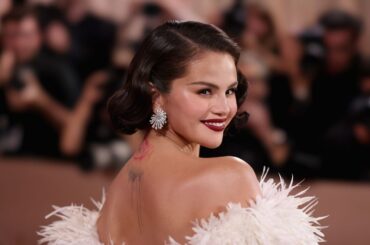 セレーナ・ゴメス発！2026年春のトレンド「ヌードネイル」はメイク感覚で選ぶのが新常識 | Vogue Japan