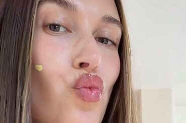 【コーチェラ2026】ヘイリー・ビーバーの最新ロングヘアに注目！トレンドの鍵はブロンド＆レイヤー | Vogue Japan