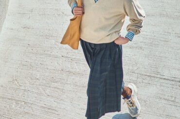 《サロモン》“AERO BLAZE 3 GRVL GORE-TEX”はセンスのいい色！スクールガールな格好ともマッチ【FUDGE dig.｜ランニングシューズで春トラッドをアップデート。06】 | FUDGE dig. | ファッション