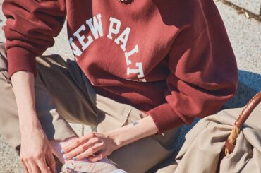 ピンクシューズ×ベージュパンツのグラデーションは間違いない！春のスウェットスタイルに《ミズノ》“WAVE RIDER 29 SW”を【FUDGE dig.｜ランニングシューズで春トラッドをアップデート。07】 | FUDGE dig. | ファッション