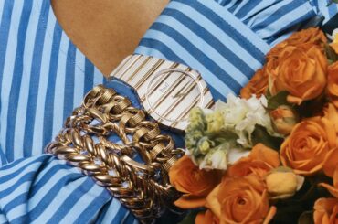 ジュエリーは袖の上に。再び注目を集めるスタイリングを読み解く | Vogue Japan