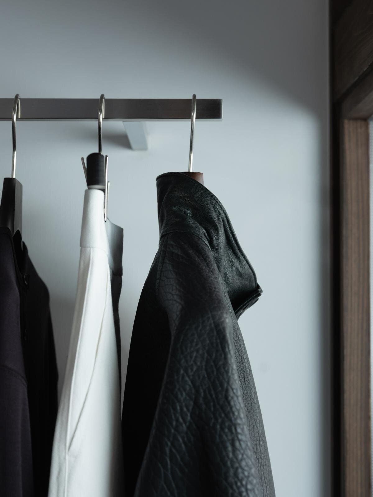 スタジオ ニコルソン関西初直営店が京都寺町にオープン、品格ある“深みネイビー”シャツ＆パンツも｜写真12