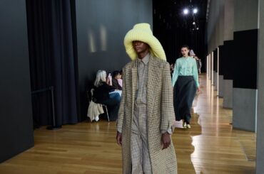 『プラダを着た悪魔2』の衣装としても話題。女性デザイナーによる女性のためのブランド、サスファイ【若手デザイナー連載】 | Vogue Japan