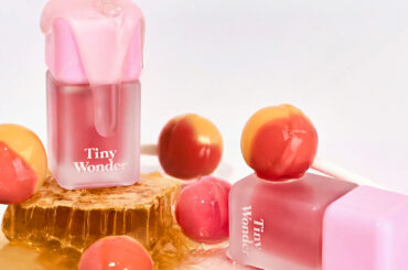 日本で人気のカラーを徹底研究してうまれた限定カラー2色も！韓国コスメ Tiny Wonder(タイニーワンダー)の透明感あふれる“うるツヤ蜜ティント”『ハニーグレーズリップティント』新発売!! | Emo!miu｜エモミュー