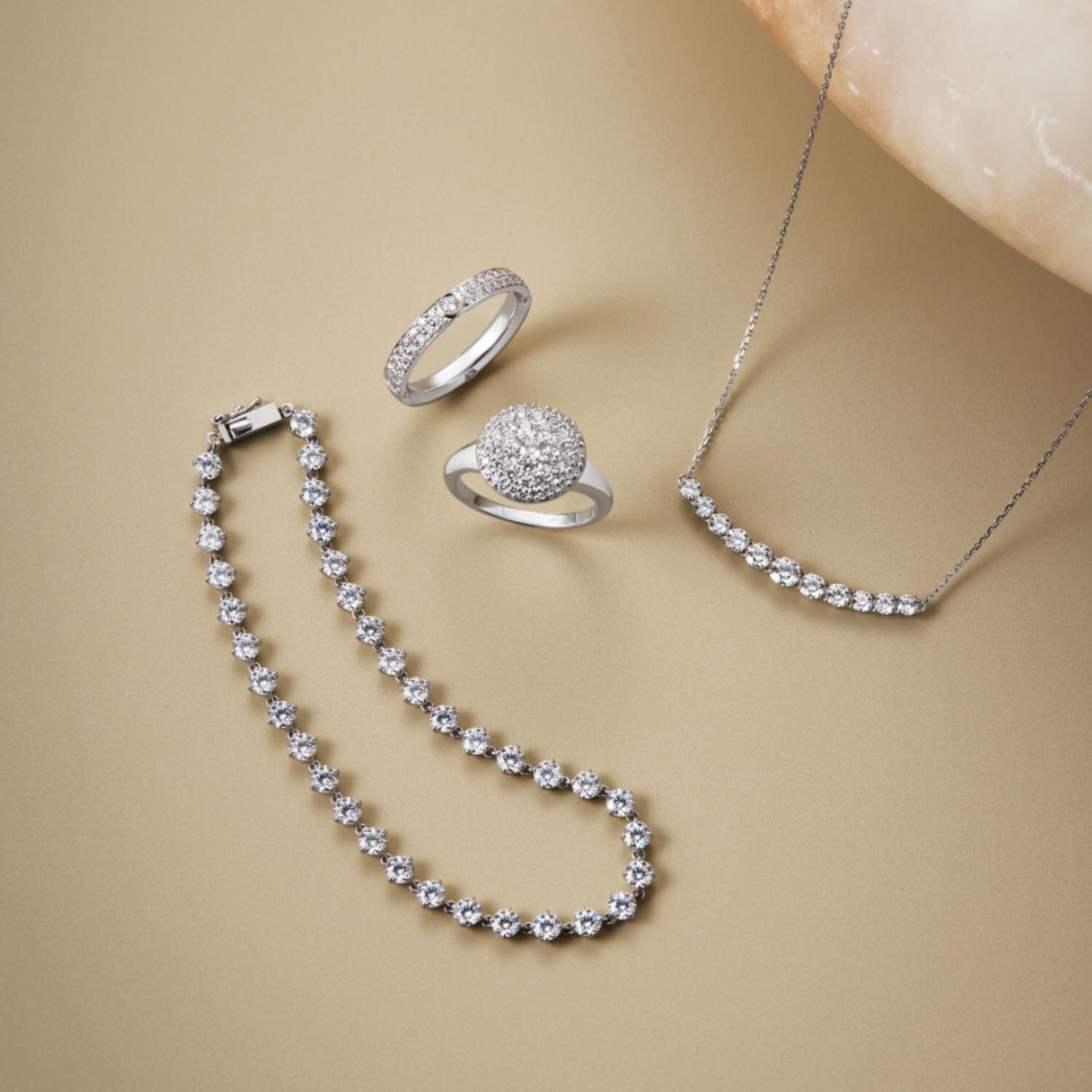 右上ネックレス グランステラ(プラチナ950/ダイヤモンド 1.00ct) 990,000円 左下ブレスレット(プラチナ950/ダイヤモンド4.00ct) 4,730,000円
中上リング ギャラクティック ミラー(プラチナ950/ダイヤモンド0.75ct) 913,000円
中下リング(プラチナ950/ダイヤモンド0.28ct) 605,000円
