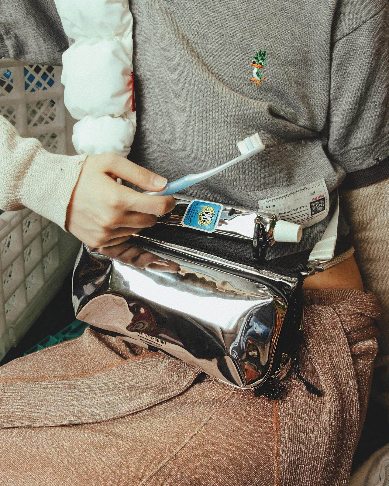 ボトル サコッシュ ミディアム / トゥースペースト 46,200円 エクストラ パフ パファー ストラップ 13,200円