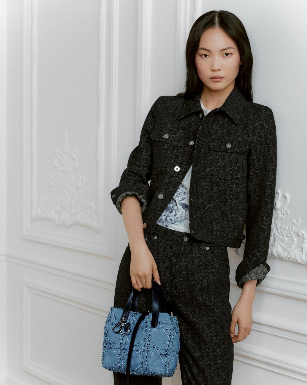 「トワル ドゥ ジュイ」フローラルガーデン Tシャツ 170,000円 デニムジャケット 390,000円、デニムパンツ 290,000円 ※すべてハウス オブ ディオール 心斎橋 エクスクルーシブアイテム