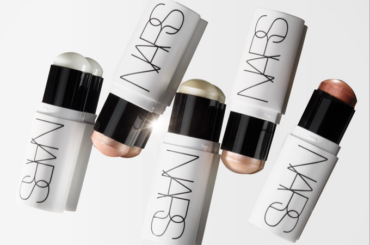 光を受け、魅力が輝く。光を纏い、どの角度から見てもパーフェクトに輝く肌へ導くライトリフレクティング ルミナイジングパウダーに待望のスティックタイプが誕生＜本日発売＞ | 美ST ONLINE