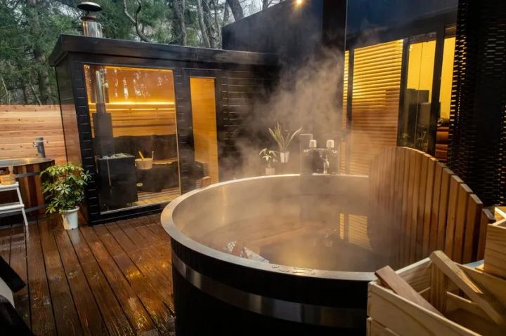 夜は焚き火を囲みながらBBQを楽しむ焚き火ラウンジ