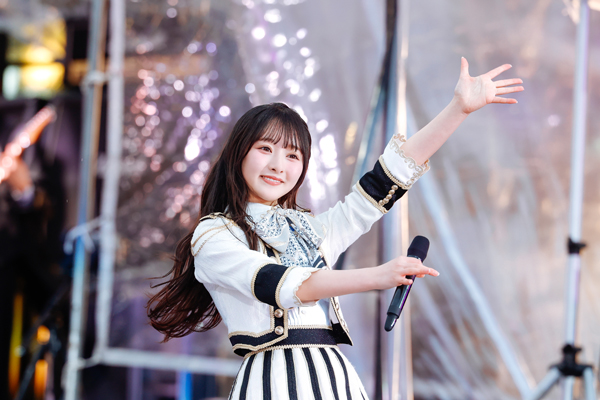 小坂菜緒がひとりでステージに登場!初披露の新曲は、情熱的なラテン系!サプライズ満載だった日向坂46 七周年ライブ