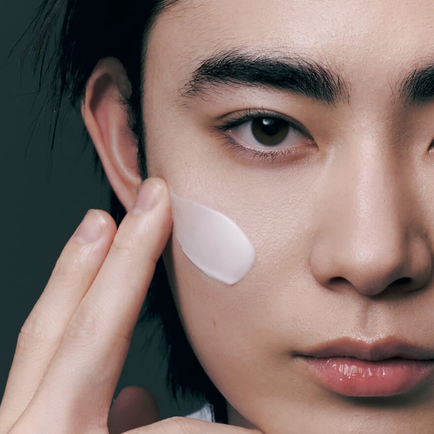 「カネボウ スキン コンダクター」を頬に塗り広げるメンズノンノモデルの豊田裕大