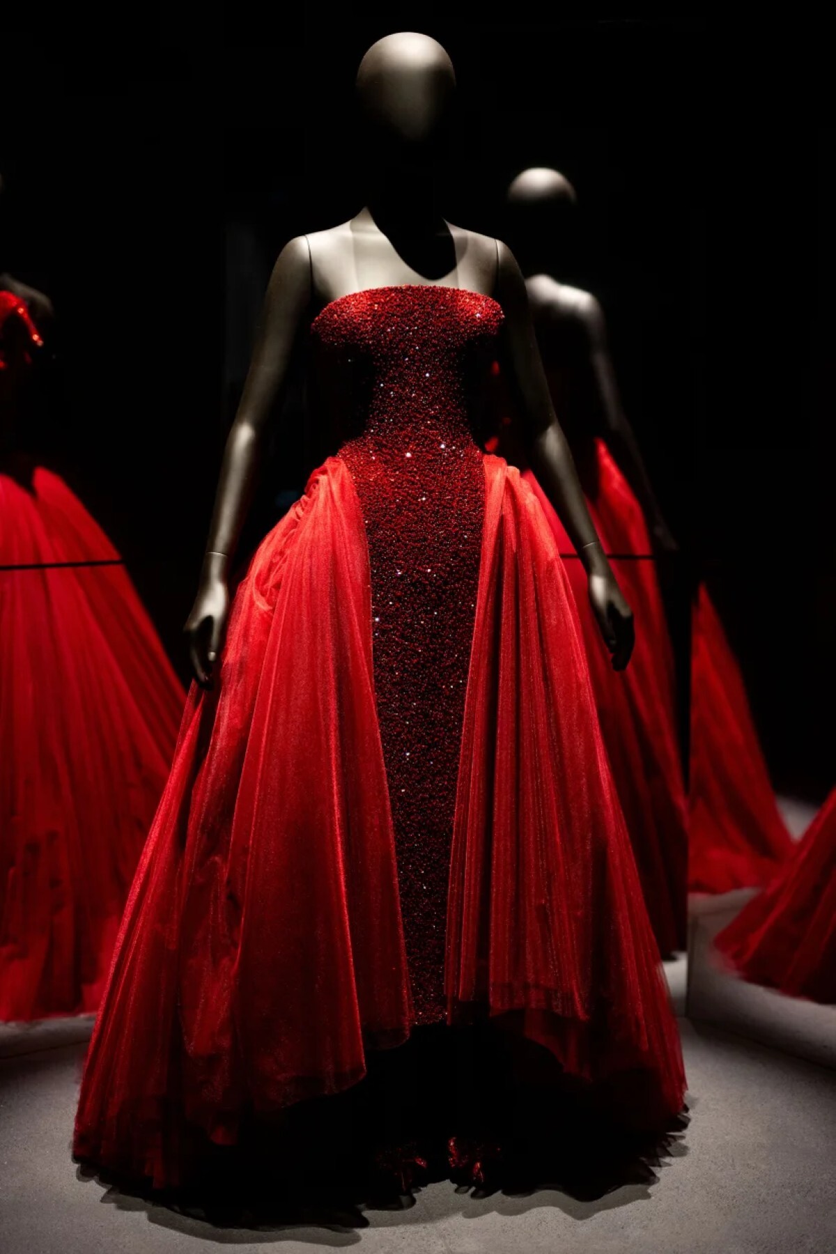 アリアナ・グランデが2025年のアカデミー賞授賞式で着用したドレス。現在ビクトリア・アンド・アルバート博物館に貸し出されていて、展示品に名を連ねている/Ben Montgomery/Getty Images