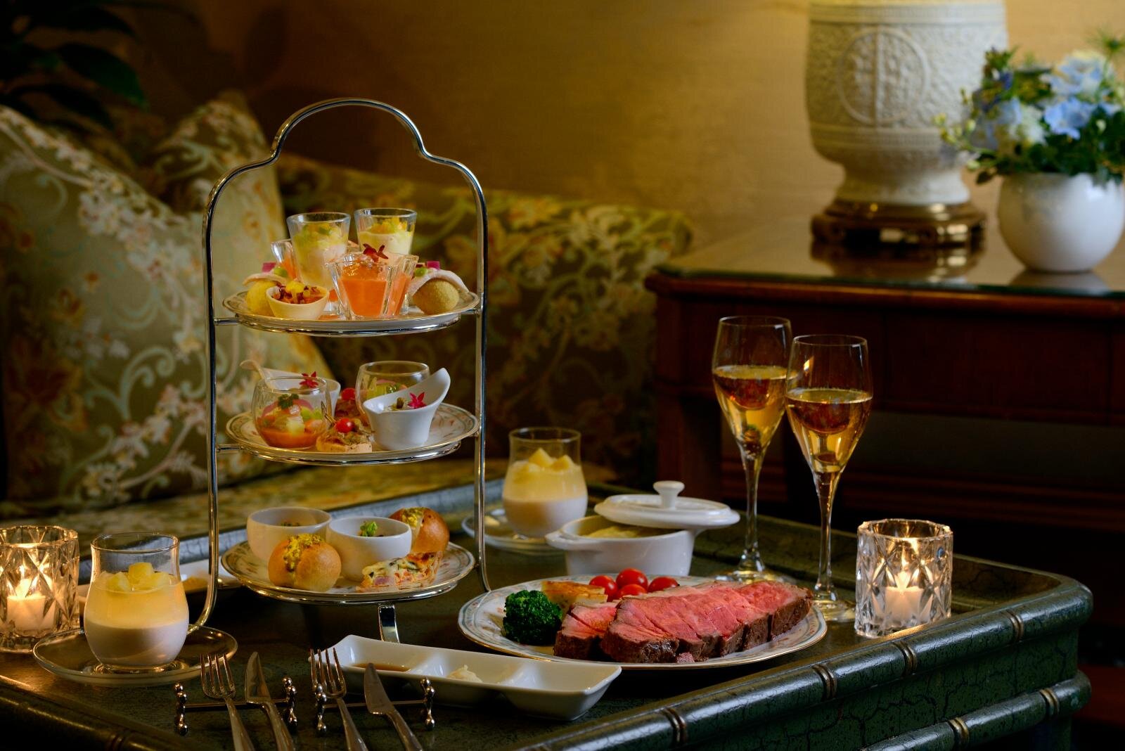 「サマーイブニングハイティー」 WEB予約 1人 8,300円 / 電話予約 1人 9,300円 ※サービス料(15％)別。