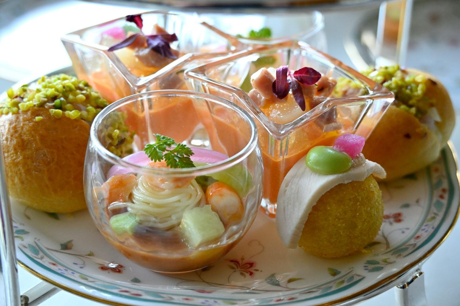 下段・セイボリー) 枝豆のファラフェル鶏むね肉のコンフィ、桃と赤パプリカのムース、メロンと海老のカッペリーニ、桃とマスカルポーネのマリトッツォ風