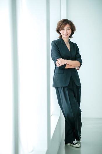 50代のショートボブはパーマをかけるとうまくいく。甘辛どちらのファッションにもよく似合う大人気みどりヘアの秘密【木原みどり】_img1