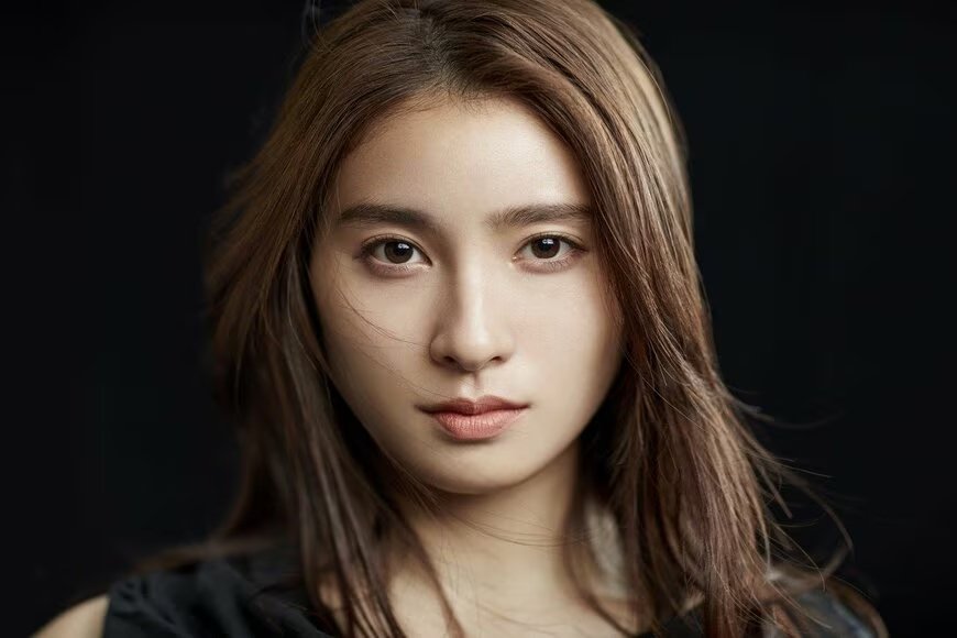 土屋太鳳、スーツ姿での“ハイキック”に「脚長い」「足が上がりますね」SNS称賛の声