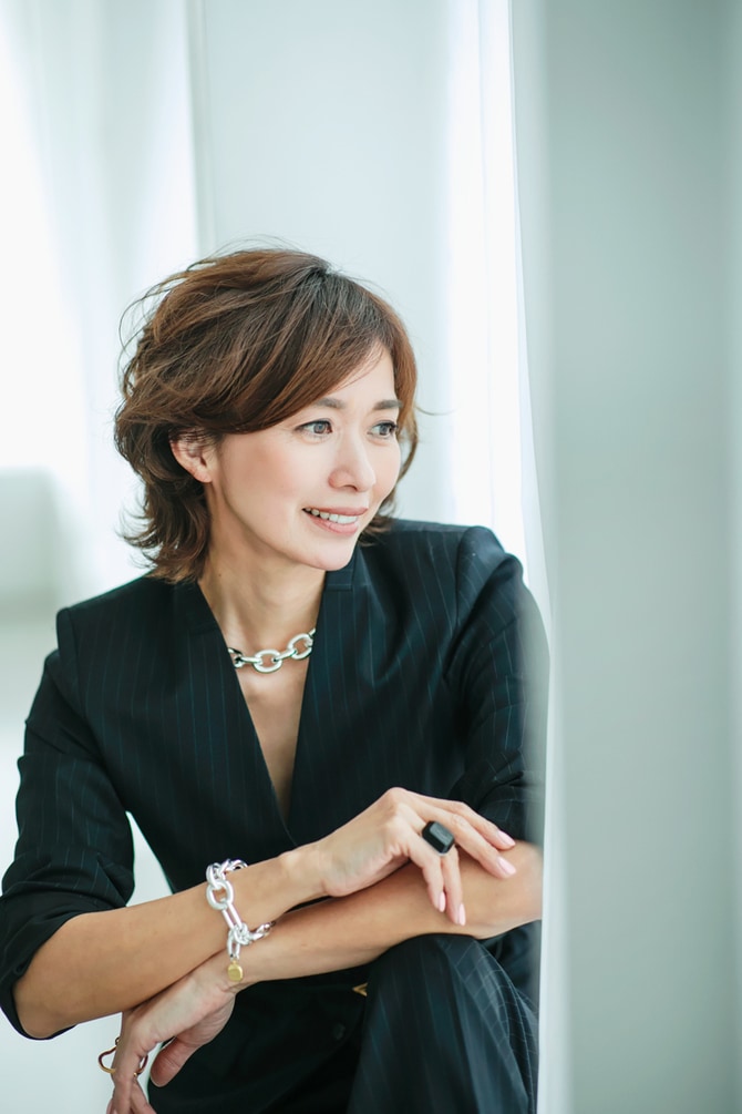 50代のショートボブはパーマをかけるとうまくいく。甘辛どちらのファッションにもよく似合う大人気みどりヘアの秘密【木原みどり】_img2