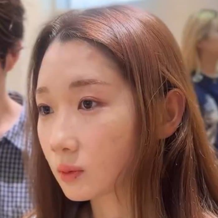 「ブリーチ毛のためパーマでの再現性が難しい」と断られた女性がプロの技術でイメチェン!レイヤーカットだけで印象チェンジした姿が話題