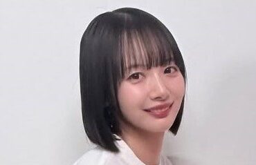 岡田紗佳 どアップショット 美肌際立つシースルー衣装に“真っ赤コーデ”　頬に手を当てるあざとポーズでニューネイルを披露 | めざましmedia