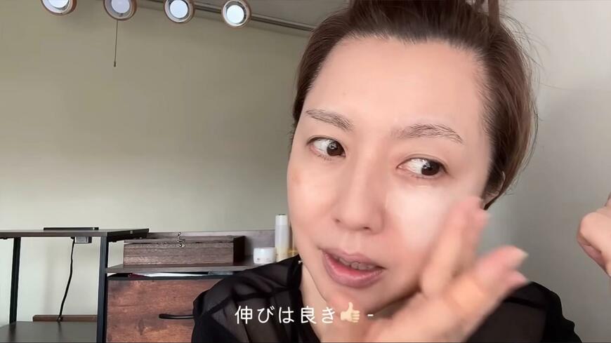 【プロのメイク術】美容師歴20年以上のプロが新作ドラコスで作る春メイク。ツヤ感を活かすため「あえてパウダーを乗せない」引き算のテクニックで仕上げる大人のツヤ肌