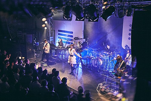 <ライブレポート>hitomi 代表曲を“今”に鳴らす、【hitomi Live 2026 – STAND BY】開催 <ライブレポート>hitomi 代表曲を“今”に鳴らす、【hitomi Live 2026 – STAND BY】開催