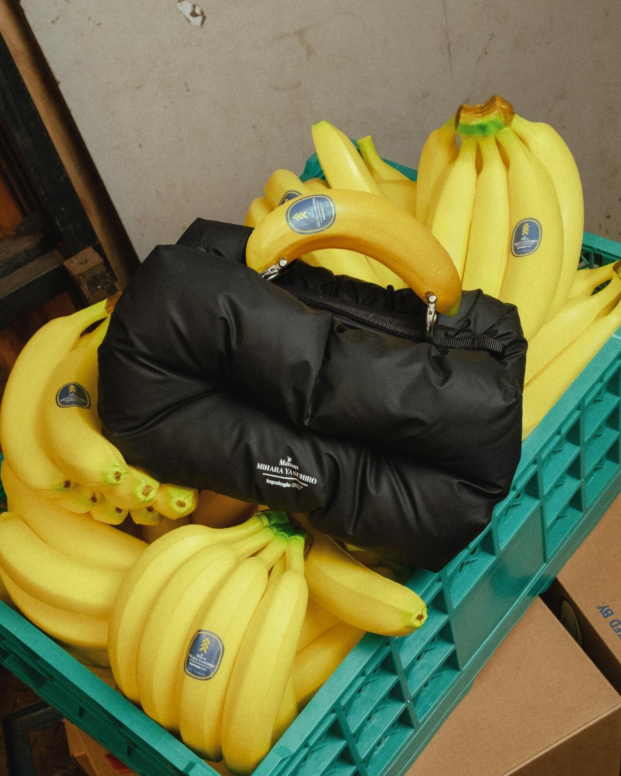 エクストラ パフ ボトル サコッシュ ミディアム / バナナ 46,200円