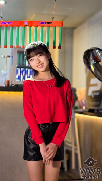 12歳中学生・森安真麻、赤トップス＆黒ショートパンツのクールファッションでPIT BAR撮影会に登場！ 「大きなF1のタイヤを見たのも触ったのも初めて」 ＜Cool Photo Session 第２回 -赤坂エディション-＞