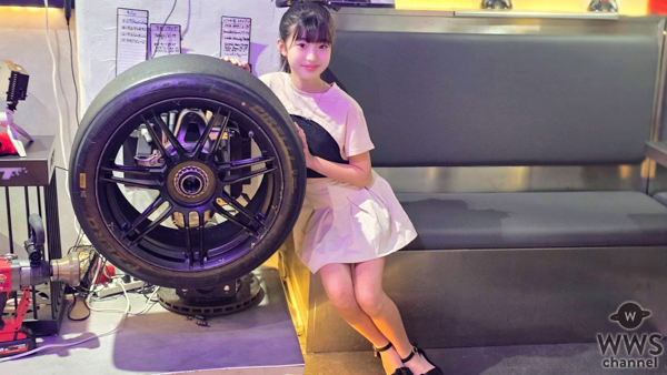 12歳中学生・森安真麻、赤トップス＆黒ショートパンツのクールファッションでPIT BAR撮影会に登場！ 「大きなF1のタイヤを見たのも触ったのも初めて」 ＜Cool Photo Session 第２回 -赤坂エディション-＞