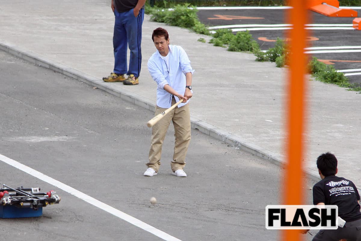 2009年放送の『婚カツ！』の撮影の合間に、中居正広は橋爪功やスタッフたちと野球をしていた