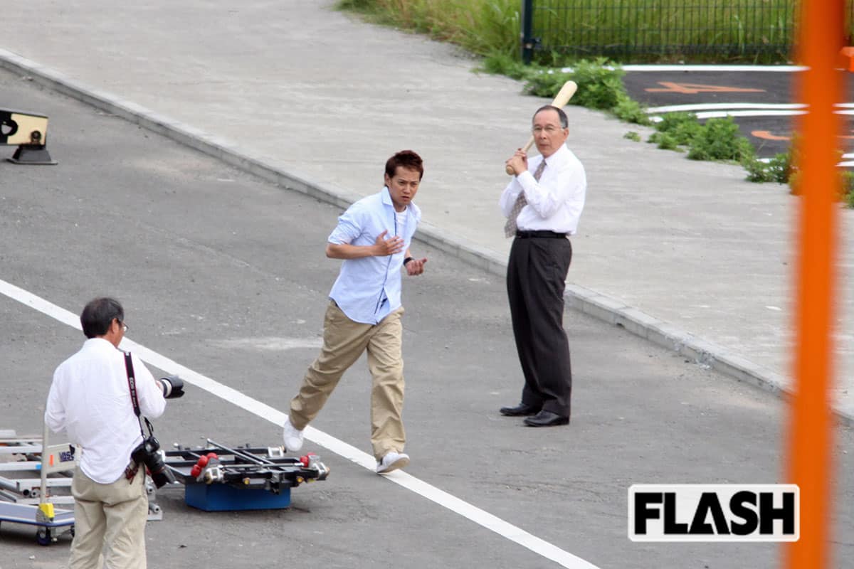 2009年放送の『婚カツ！』の撮影の合間に、中居正広は橋爪功やスタッフたちと野球をしていた