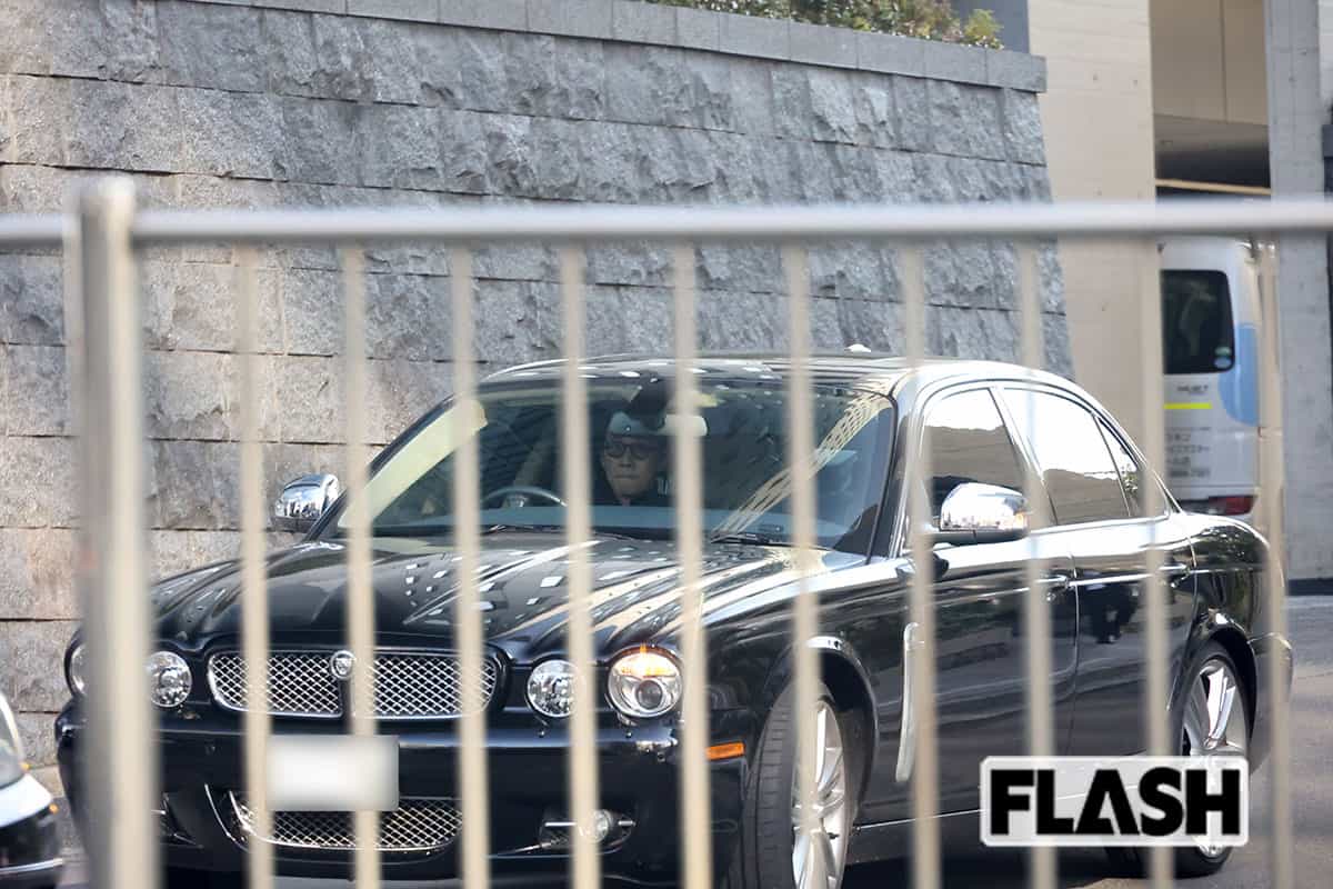 復帰後の1月某日朝、自宅マンションから出てきた中居。中央分離帯の柵越しの表情は思いのほか、元気そうに見えた