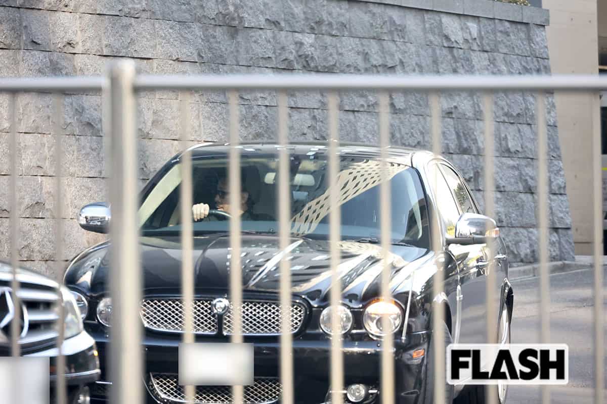 復帰後の1月某日朝、自宅マンションから出てきた中居。中央分離帯の柵越しの表情は思いのほか、元気そうに見えた