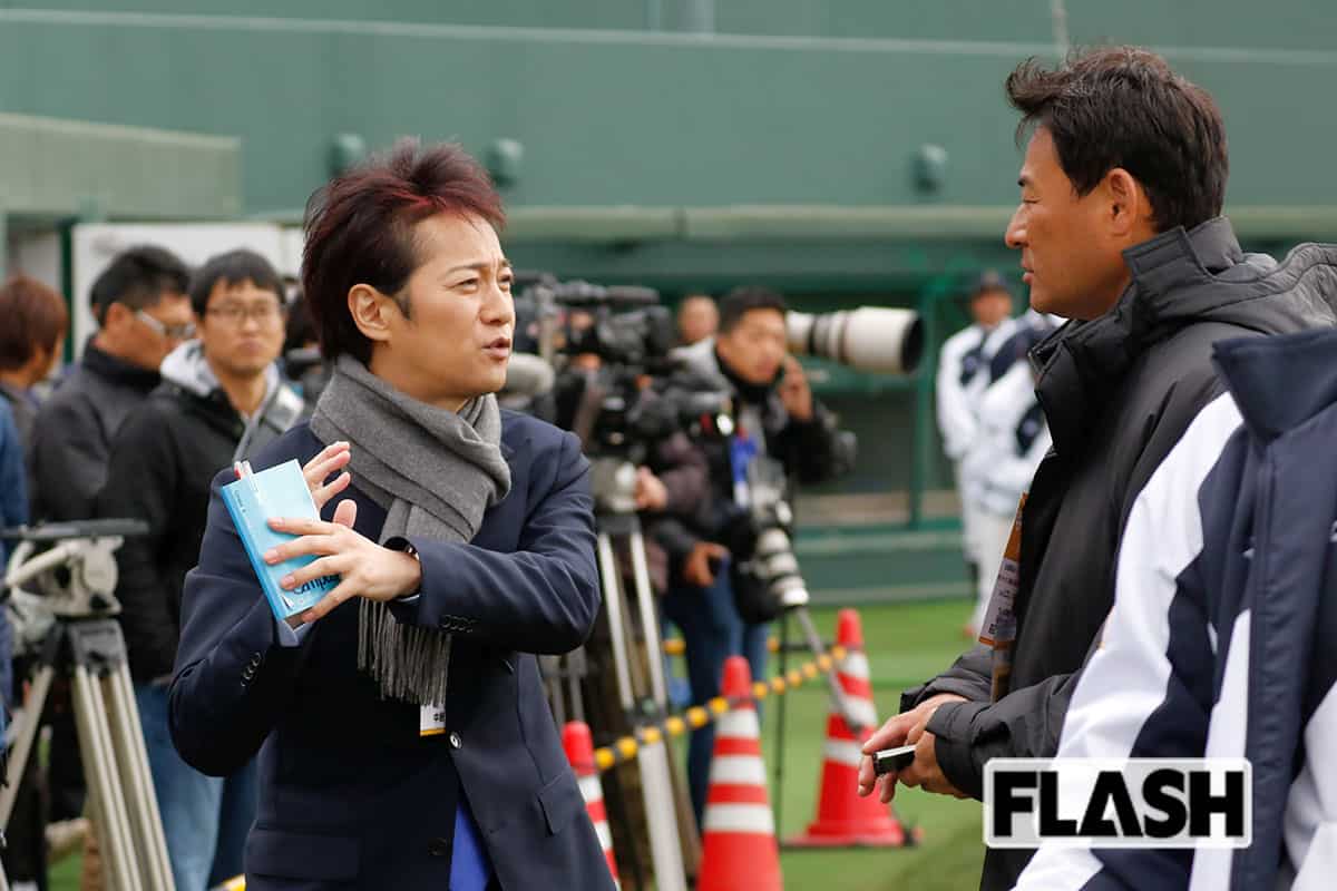 2017年のWBC日本代表宮崎合宿で「Campusノート」を持って取材する中居正広。隣は野球解説者の前田智徳氏