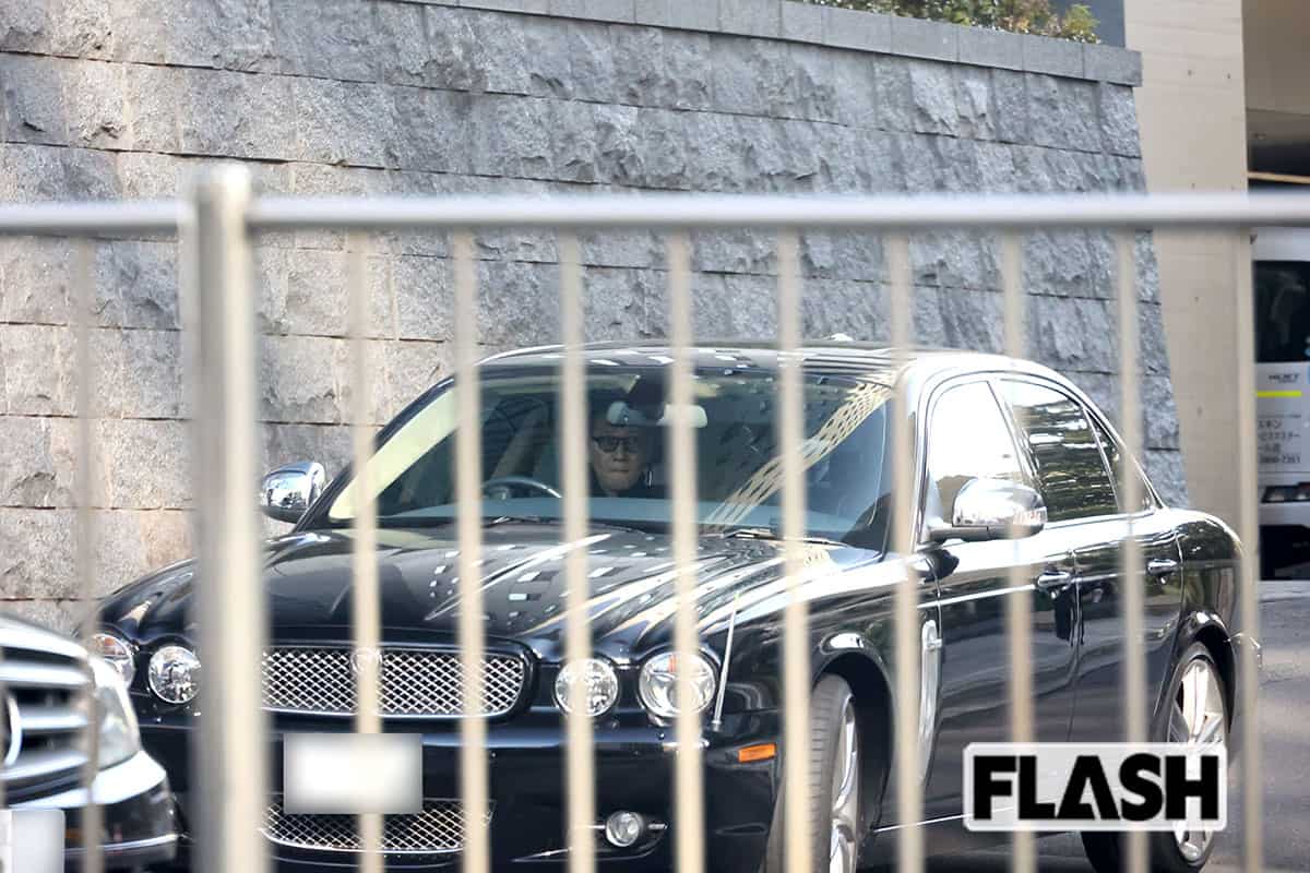 復帰後の1月某日朝、自宅マンションから出てきた中居。中央分離帯の柵越しの表情は思いのほか、元気そうに見えた