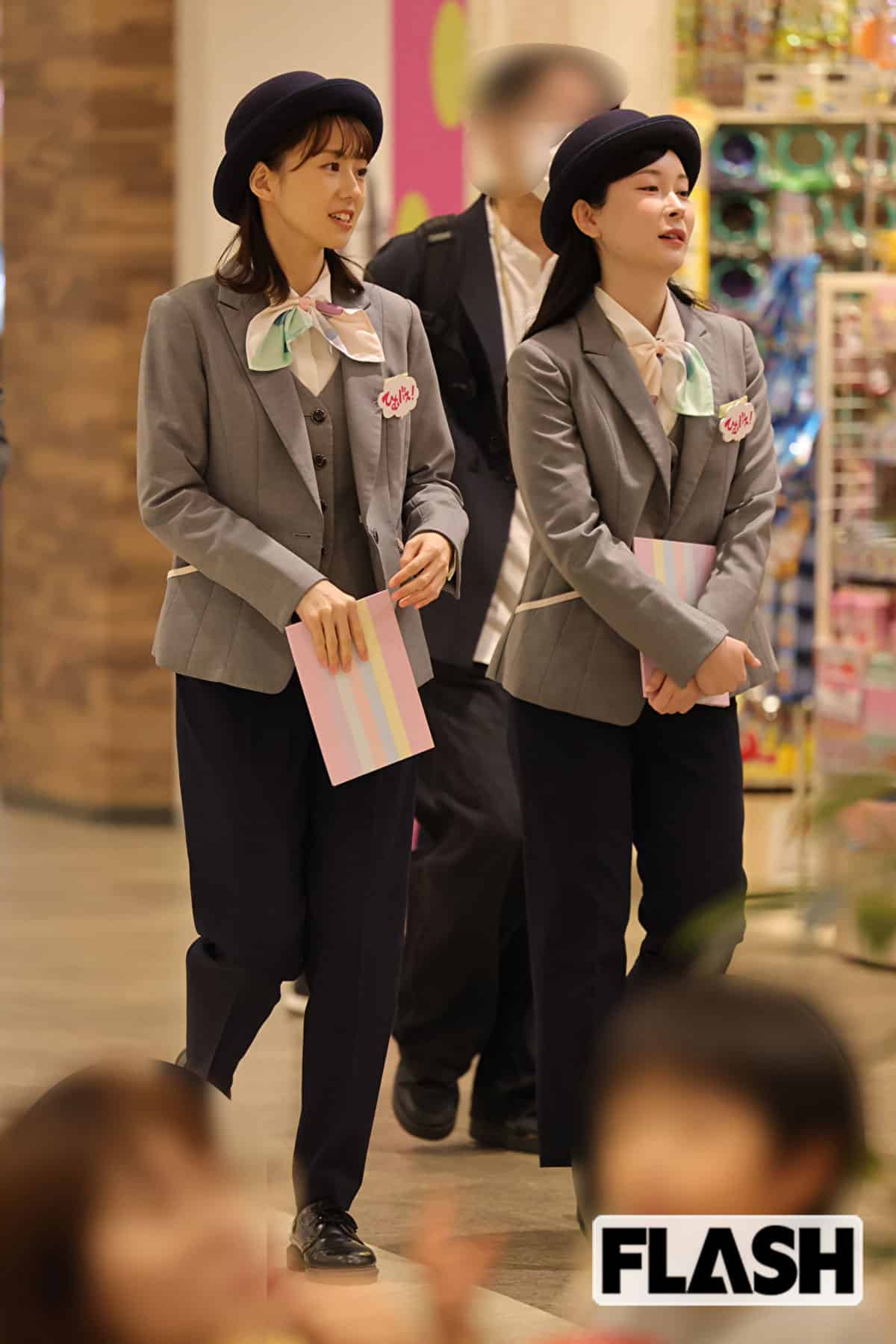 バスガイド姿に扮した森田茉里恵アナと宮崎あずさアナ